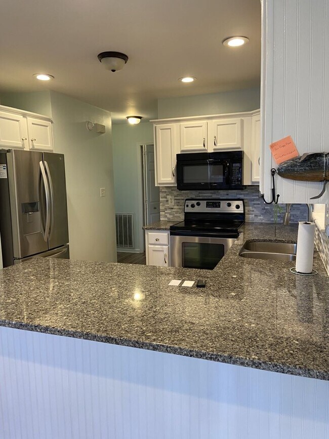 Building Photo - Beautiful home in Emerald Isle.