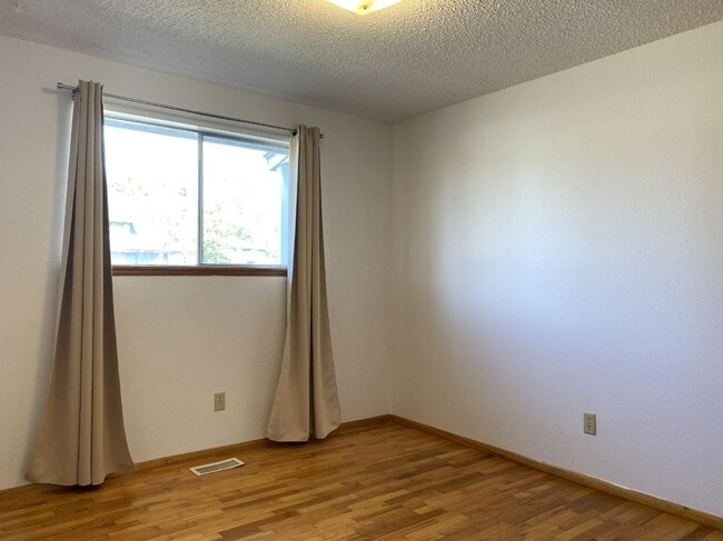 Building Photo - Goldendale Home for Rent