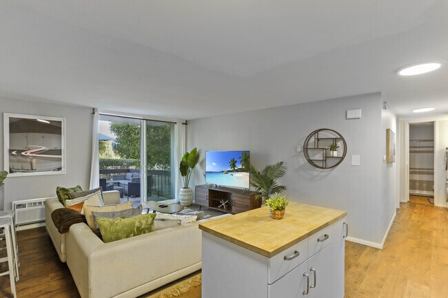 Building Photo - 3050 Rue D’Orleans