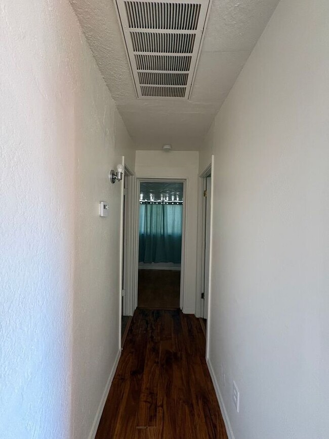 Building Photo - 8 Minutes from Downtown Phoenix!