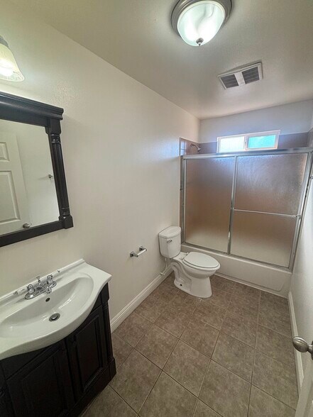 Building Photo - 1011 E 56th St