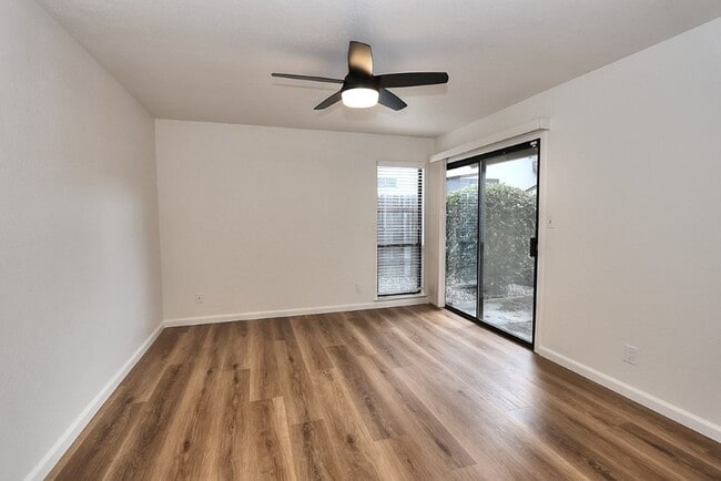 Building Photo - Beautiful corner halfplex available now for rent!