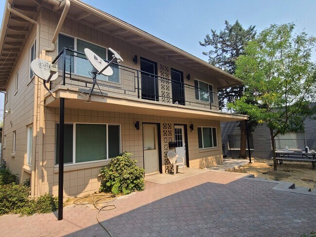 Primary Photo - Remodeled 2 bedroom near Midtown