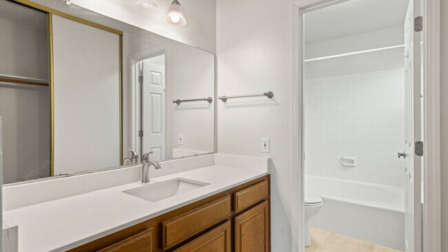 Building Photo - Woodcreek Cutie! 2bedroom 2bathroom