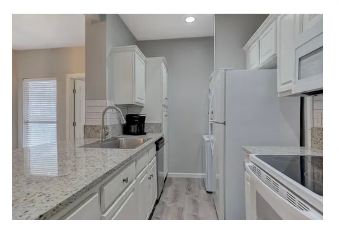 Kitchen - 2116 Tanglewood Blvd