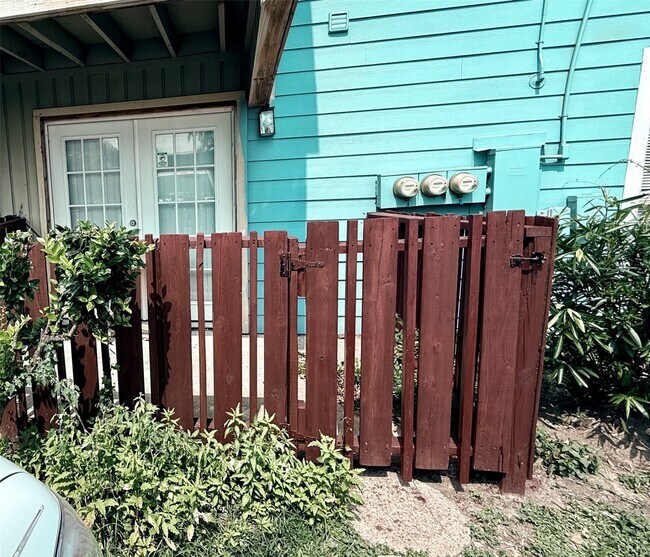 Building Photo - 5625 Antoine Dr