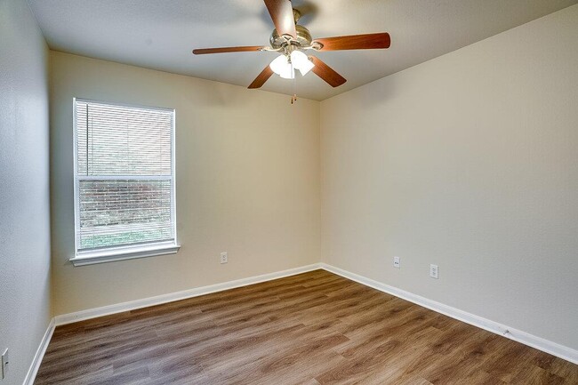 Building Photo - 4332 Hidden Park Dr