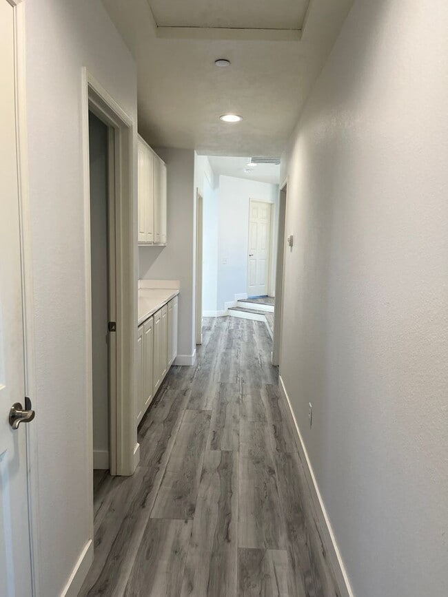 Building Photo - 4 bedroom 3bth Oak Hills area! Close to the 15 Freeway!