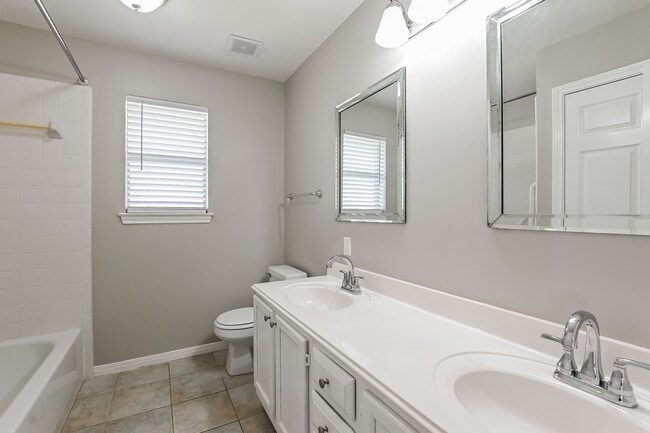 Building Photo - 521 Cedar Ave