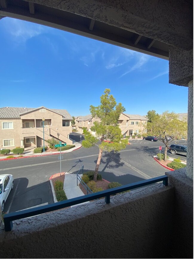 Building Photo - Nice Summerlin Condo in Gated Community