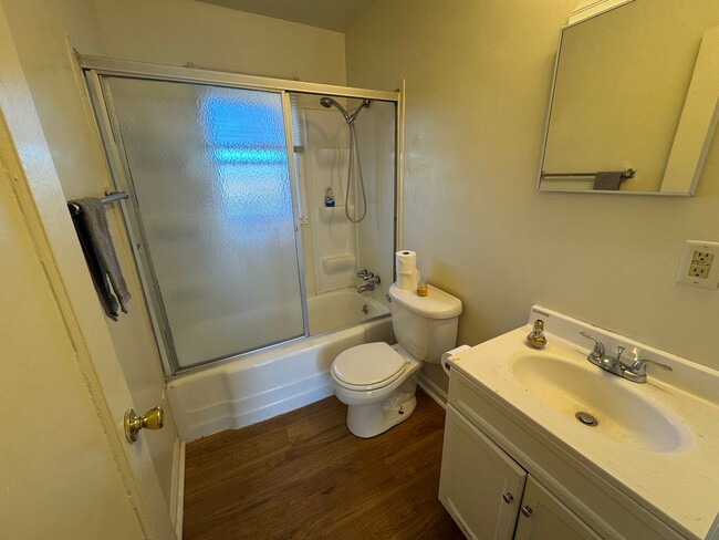 Building Photo - Cozy 2 Bed, 1 Bath House with Updated Floo...