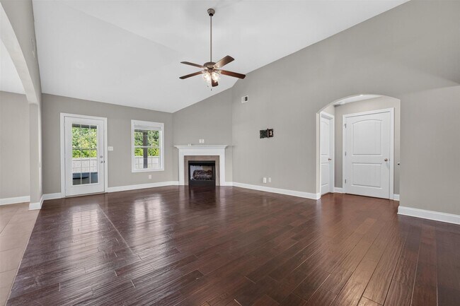 Building Photo - Pet Friendly Three Bedroom!