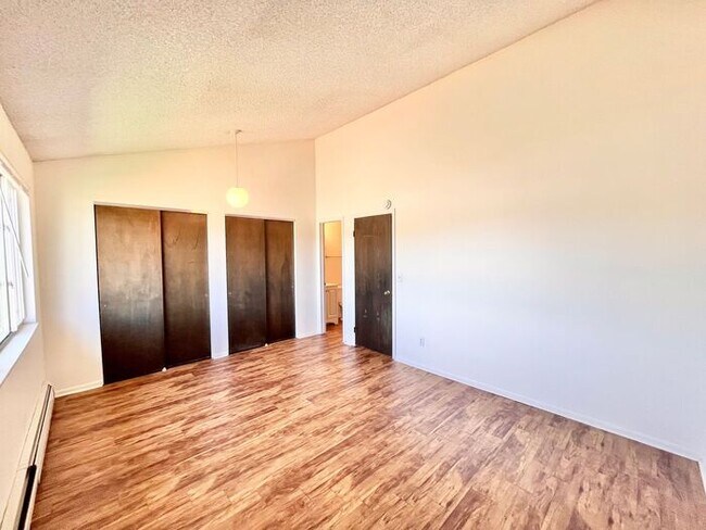 Building Photo - 1 Bed, 1 Bath Apartment!