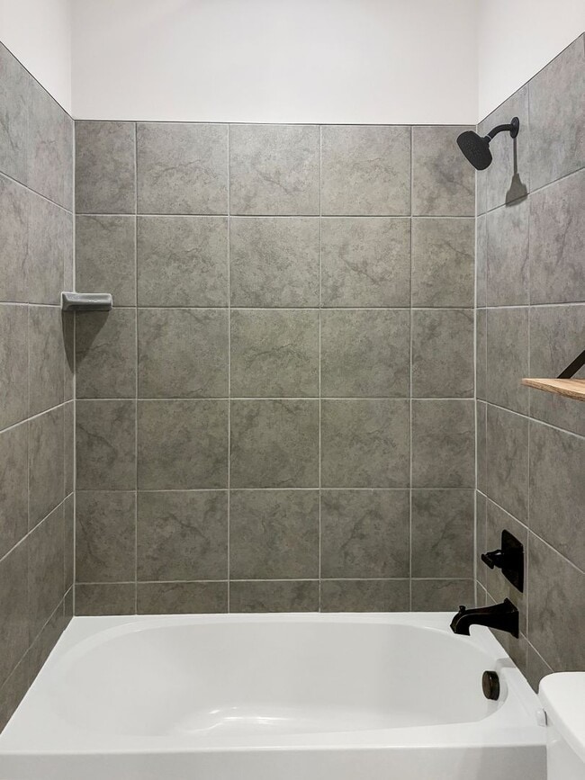 Building Photo - Modern Comfort & Style in a Prime Richmond Location