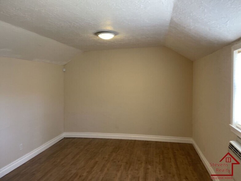 Building Photo - 1609 SW B Ave