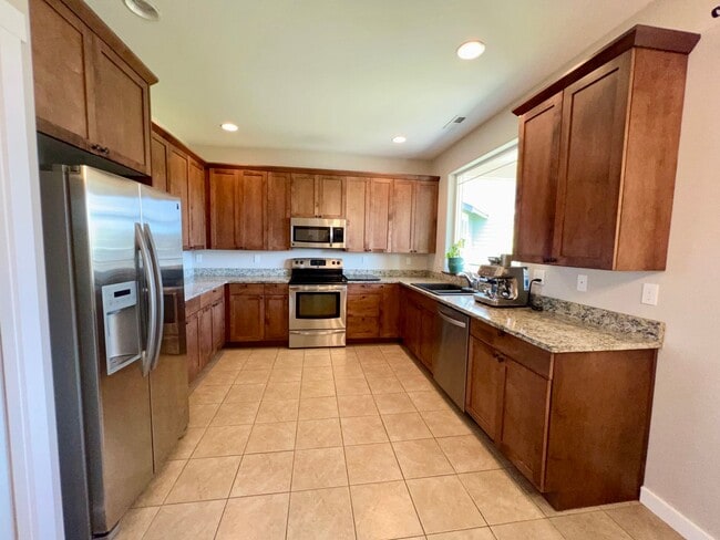 Building Photo - Modern 3 Bedroom Home