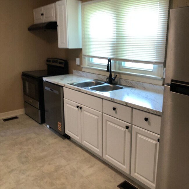 Building Photo - Beautiful country settings!  3 Bedroom / 1 bath - Kingsport TN
