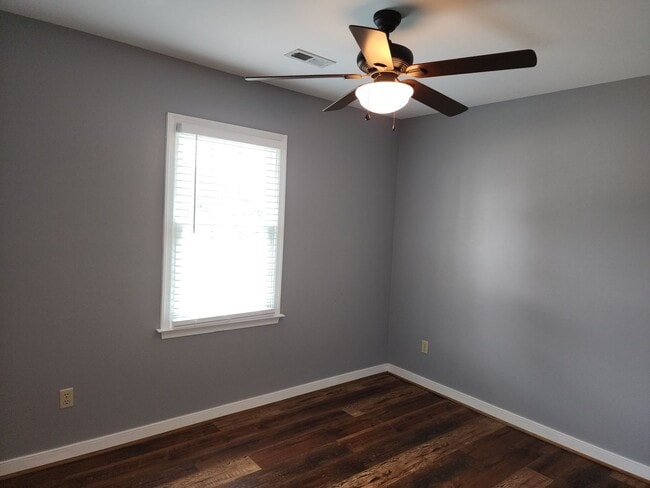 Building Photo - 3 Bedroom 2 Bath Brick Rancher in Mechanic...