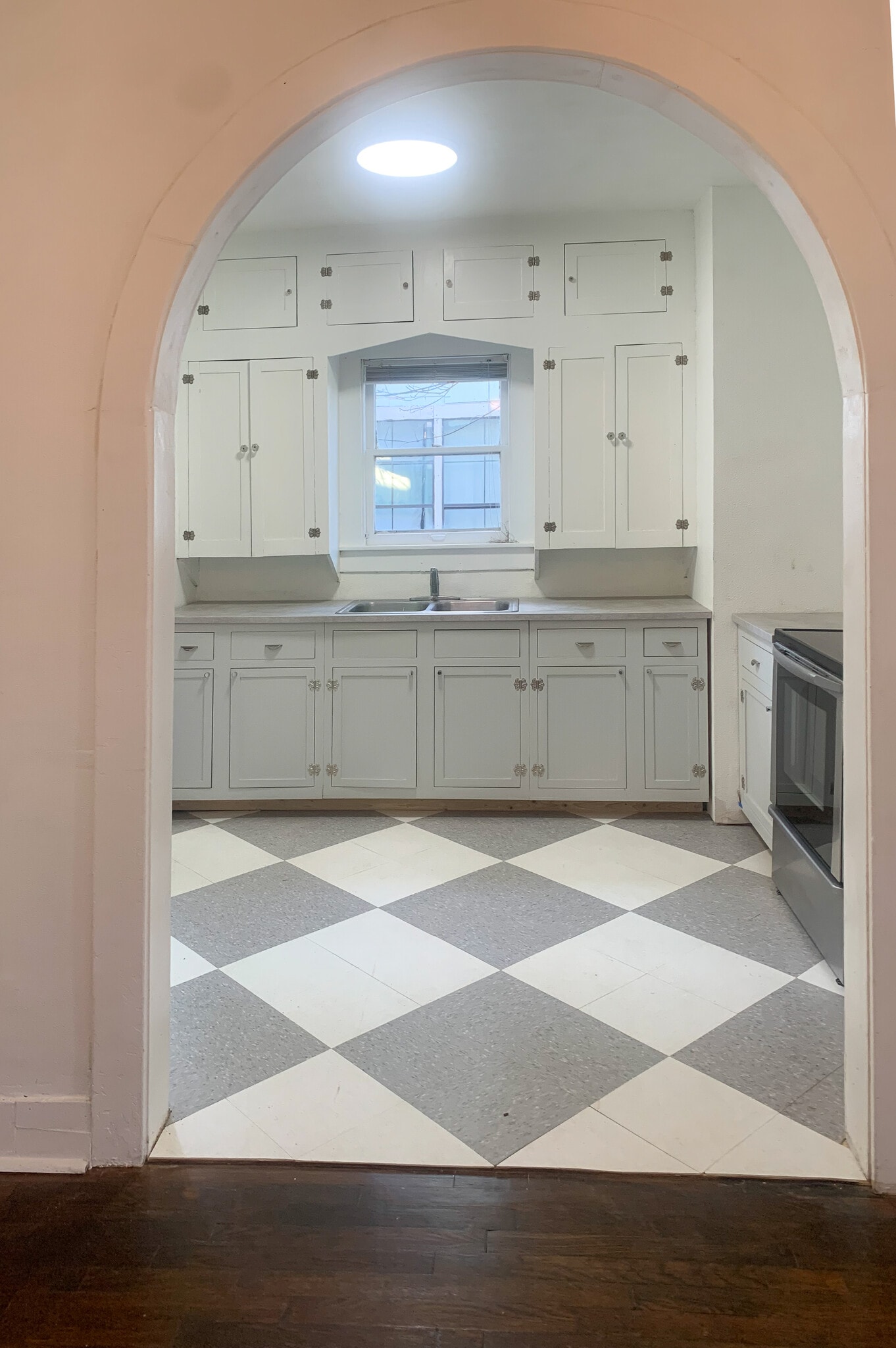 Building Photo - 818 W Lynwood Ave