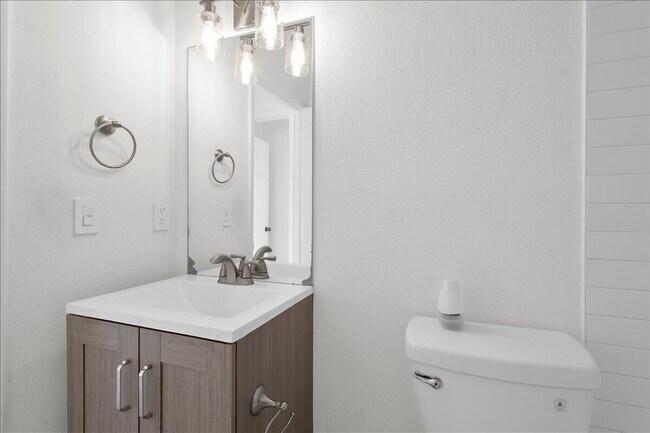 Building Photo - 841 NW Riverside Dr