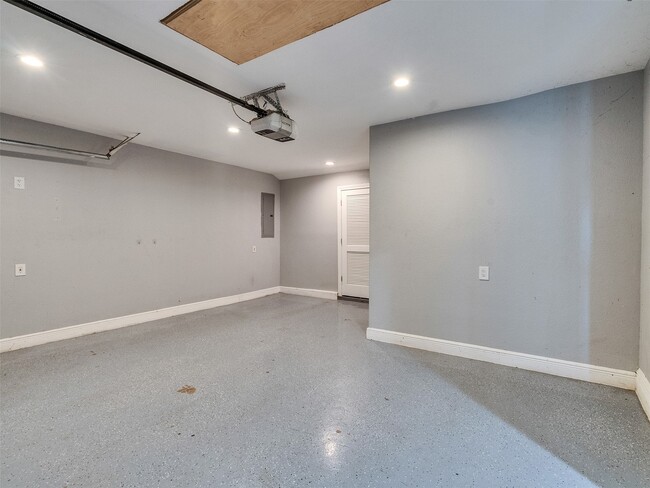 Building Photo - 667 Edgebrook Dr