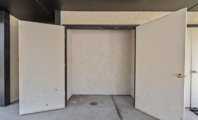 Building Photo - Updated Apartment with Community Pool!