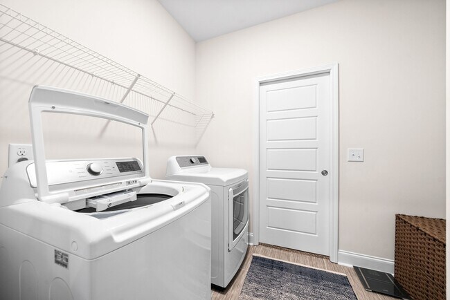 Building Photo - 525 Bloomington Trce