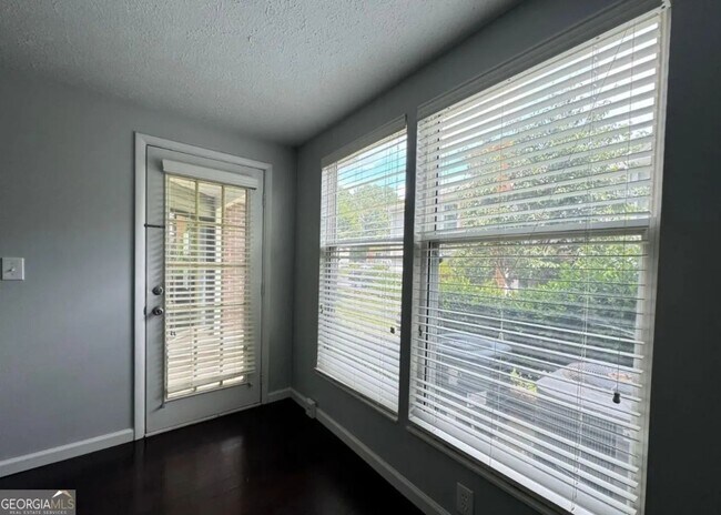 Building Photo - Charming 2BR Condo in Atlanta