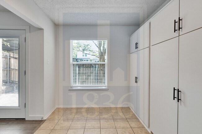 Building Photo - 907 E Oltorf St