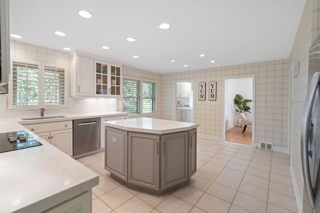 Building Photo - 4024 Picardy Dr