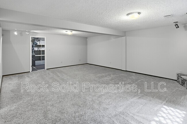 Building Photo - 5416 Meadowbrook Dr