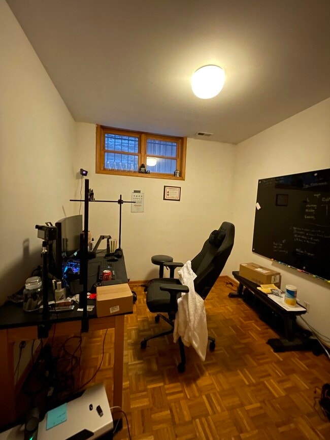 Building Photo - 4237 N Kenmore Ave