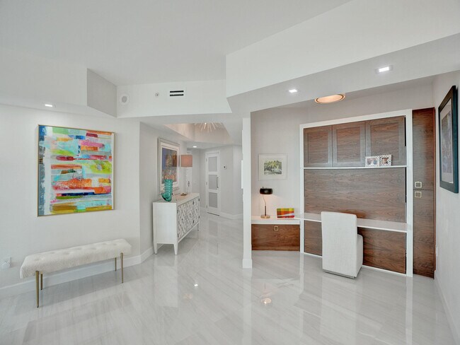 Building Photo - 411 N New River Dr E