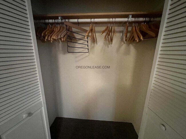 Building Photo - Available now - Downtown Eugene studio apartment