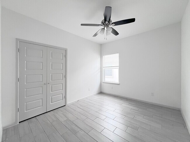 Building Photo - 1304 Shavano Dr