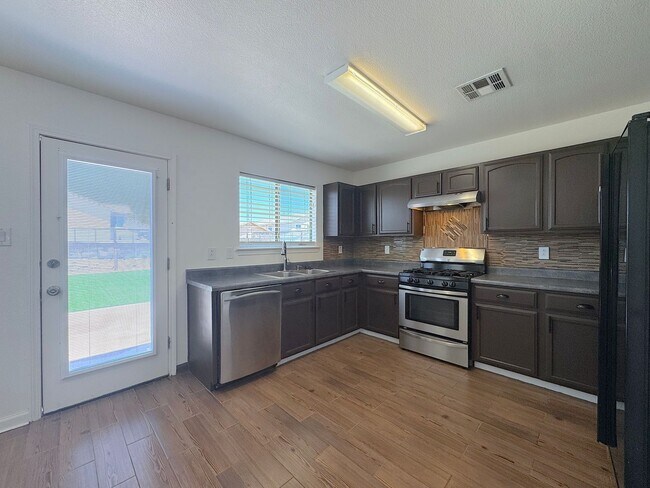 Building Photo - East El Paso 3bed/2bath Refrig A/C & Synthetic Lawn!