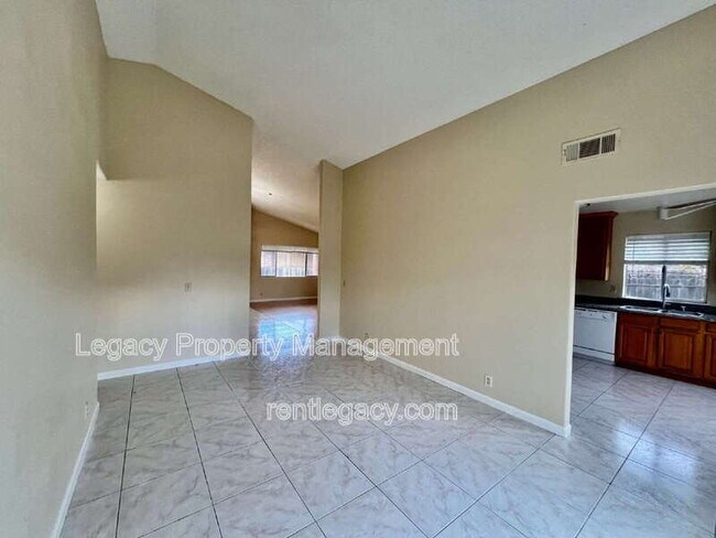 Building Photo - 827 Crested Dr