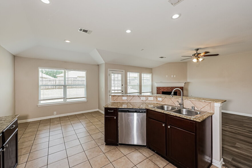 Building Photo - 1813 Sparrow Ln