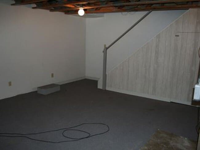 Building Photo - Large townhomne