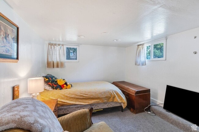 Building Photo - Provo Duplex - Downstairs