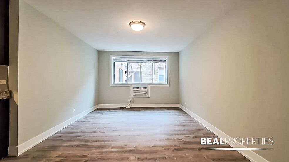 Building Photo - 525 W Surf St