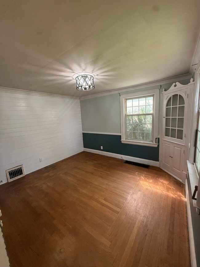 Building Photo - Spacious 5 bedroom 3 bathroom home