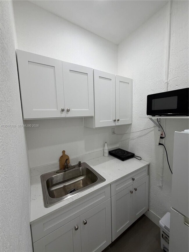 Building Photo - 2442 NE 3rd Ct