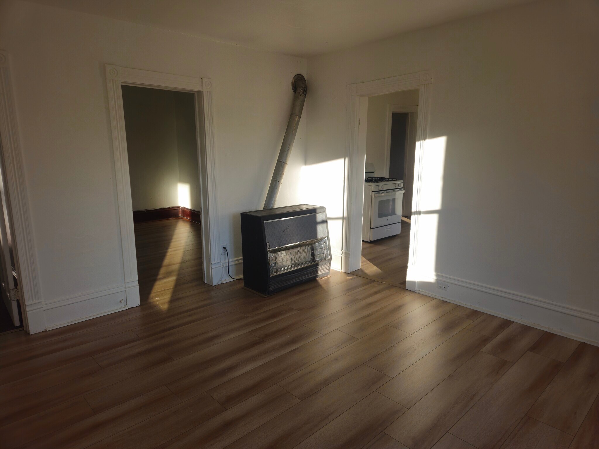 Building Photo - 912 E 2nd St