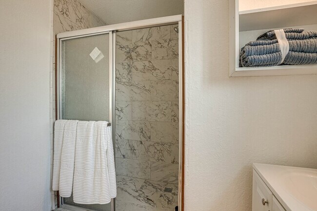 Building Photo - 1120 Sunrise Hill