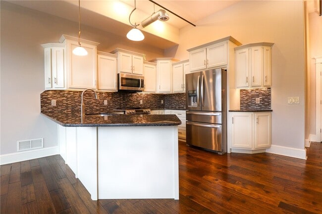 Building Photo - 64 E Market St