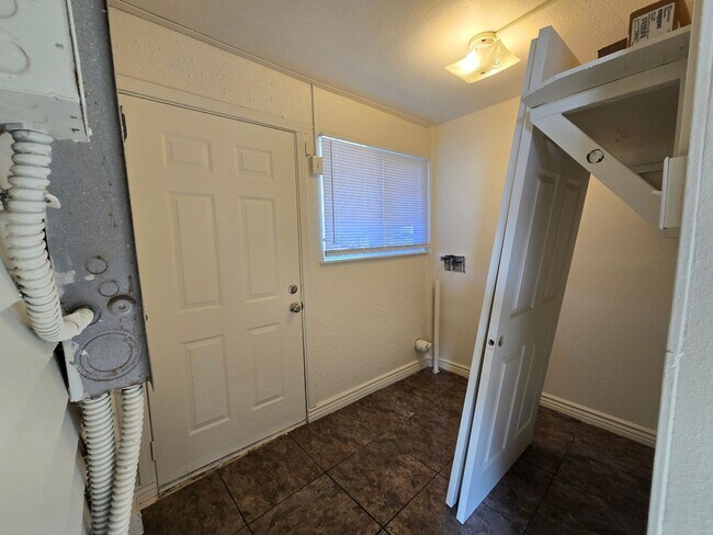 Building Photo - Northside Spokane! Available Now! Move In ...