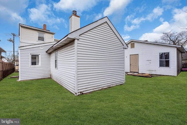 Building Photo - 210 Kossuth St