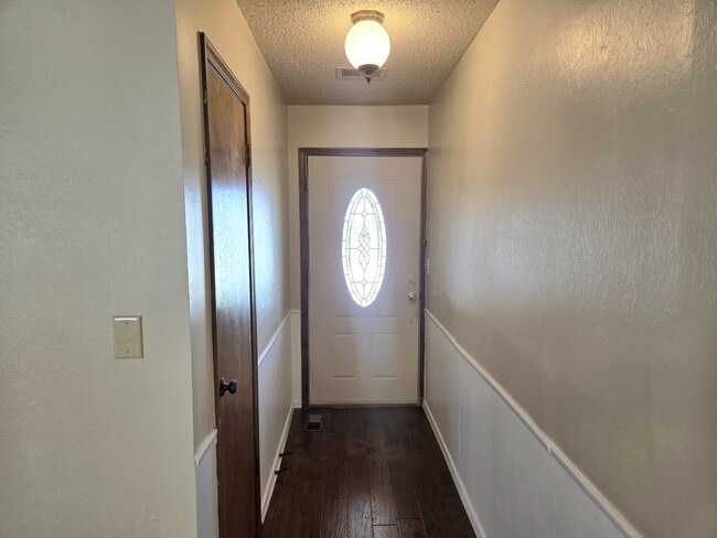 Building Photo - 904 E Hills Dr