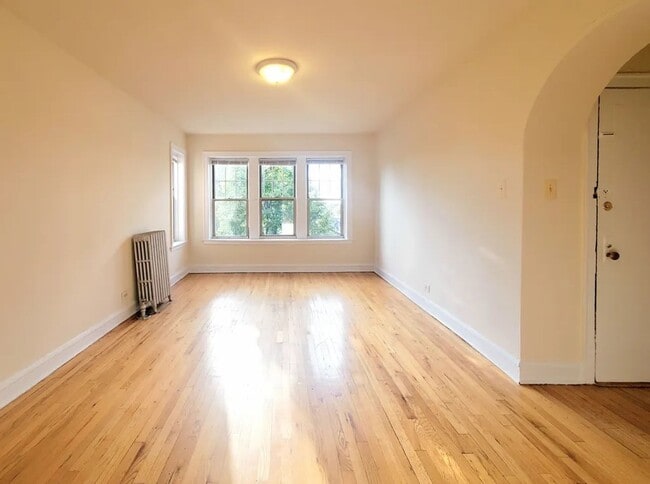 Building Photo - Belmont Cragin 2 Bed/1 Bath ~ Heat Included ~ Income Guidelines Apply